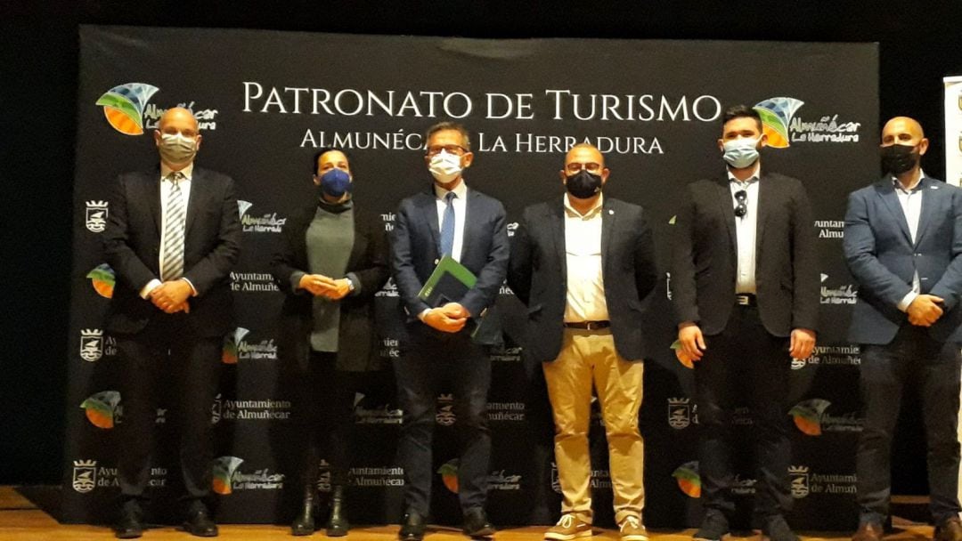 El delegado de turismo de la junta en Granada, Gustavo Rodriguez, junto a concejales del equipo de gobierno municipal durante la presentación de las obras del mercado de La Herradura