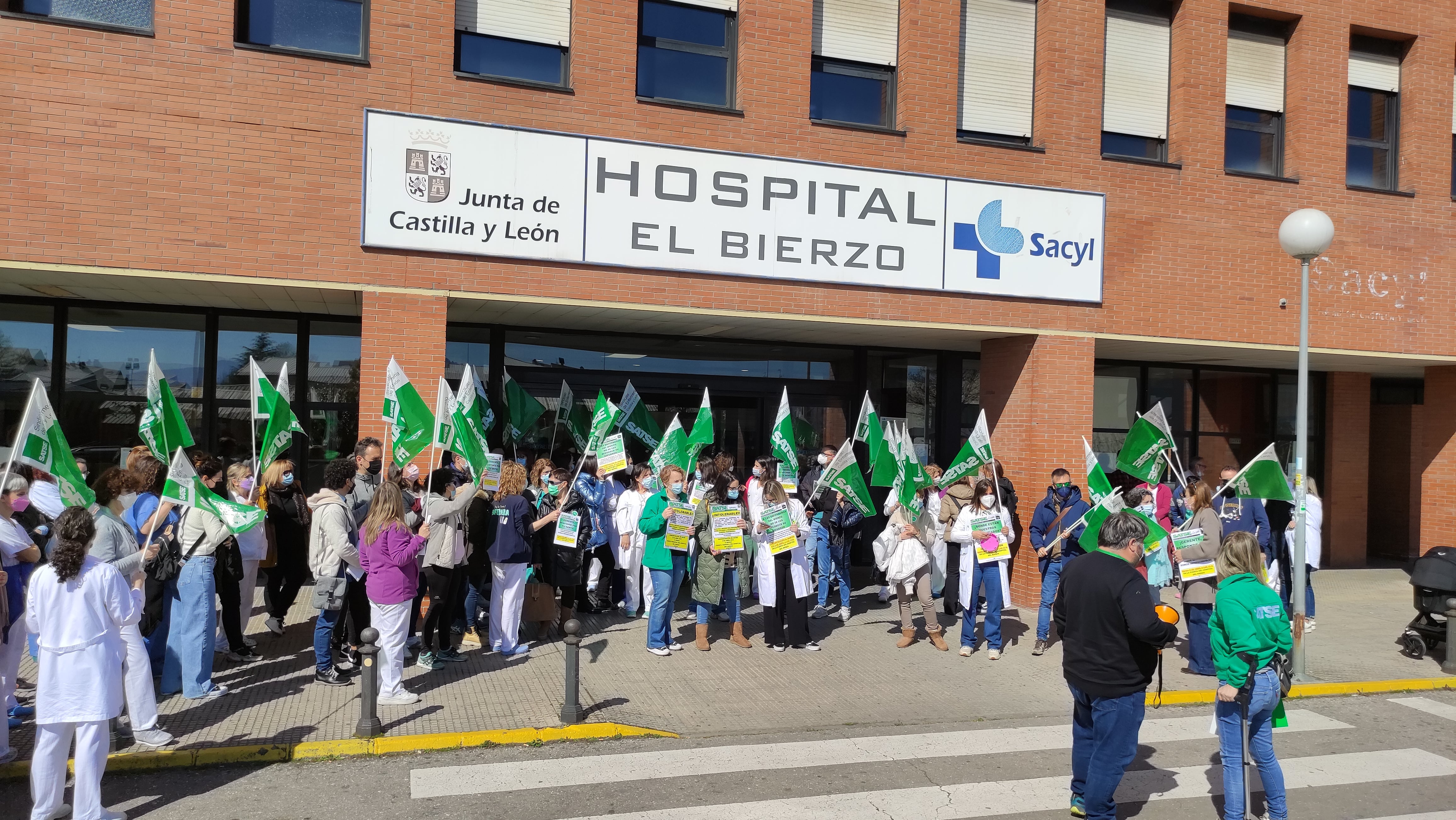 Protestas de SATSE a las puertas del Hospital del Bierzo por las certificaciones de méritos de los profesionales de Enfermería