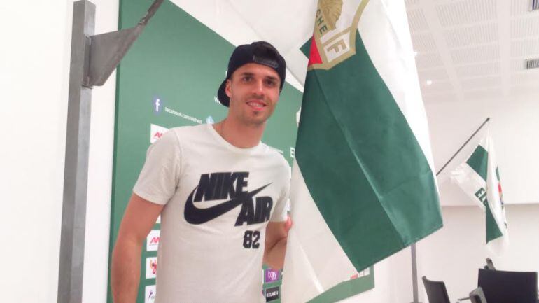 El delantero Héctor Hernández junto a la bandera del Elche C.F.