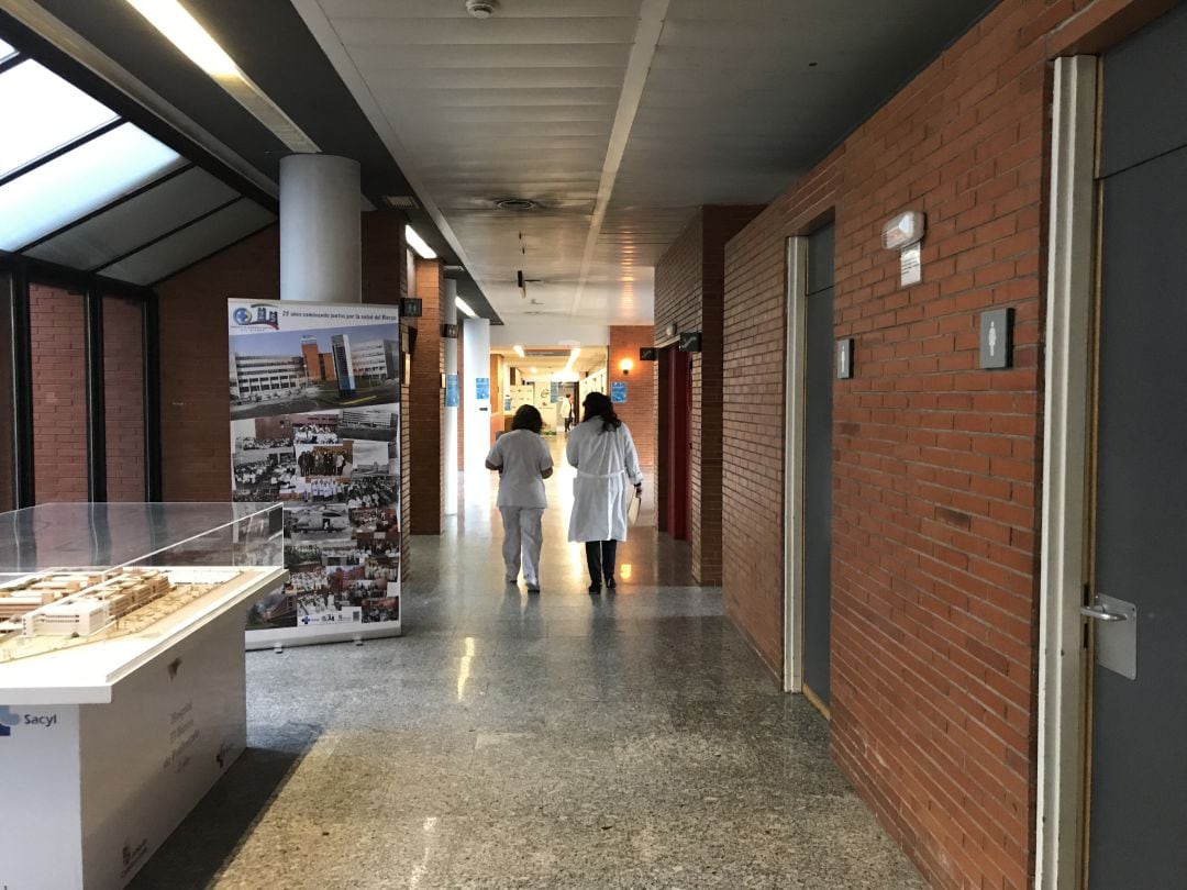 Profesionales sanitarios en un pasillo del Hospital del Bierzo