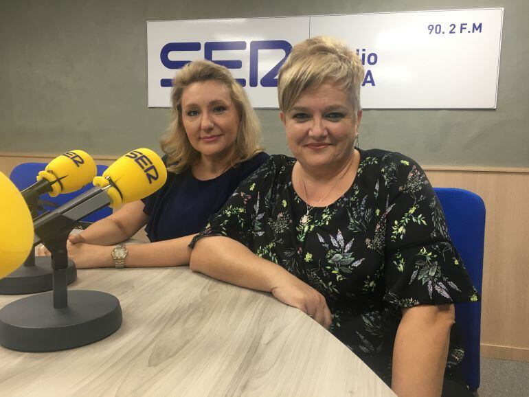 Soler, en primer plano, junto a De la Dueña, ediles no adscritas del Ayuntamiento de Elda