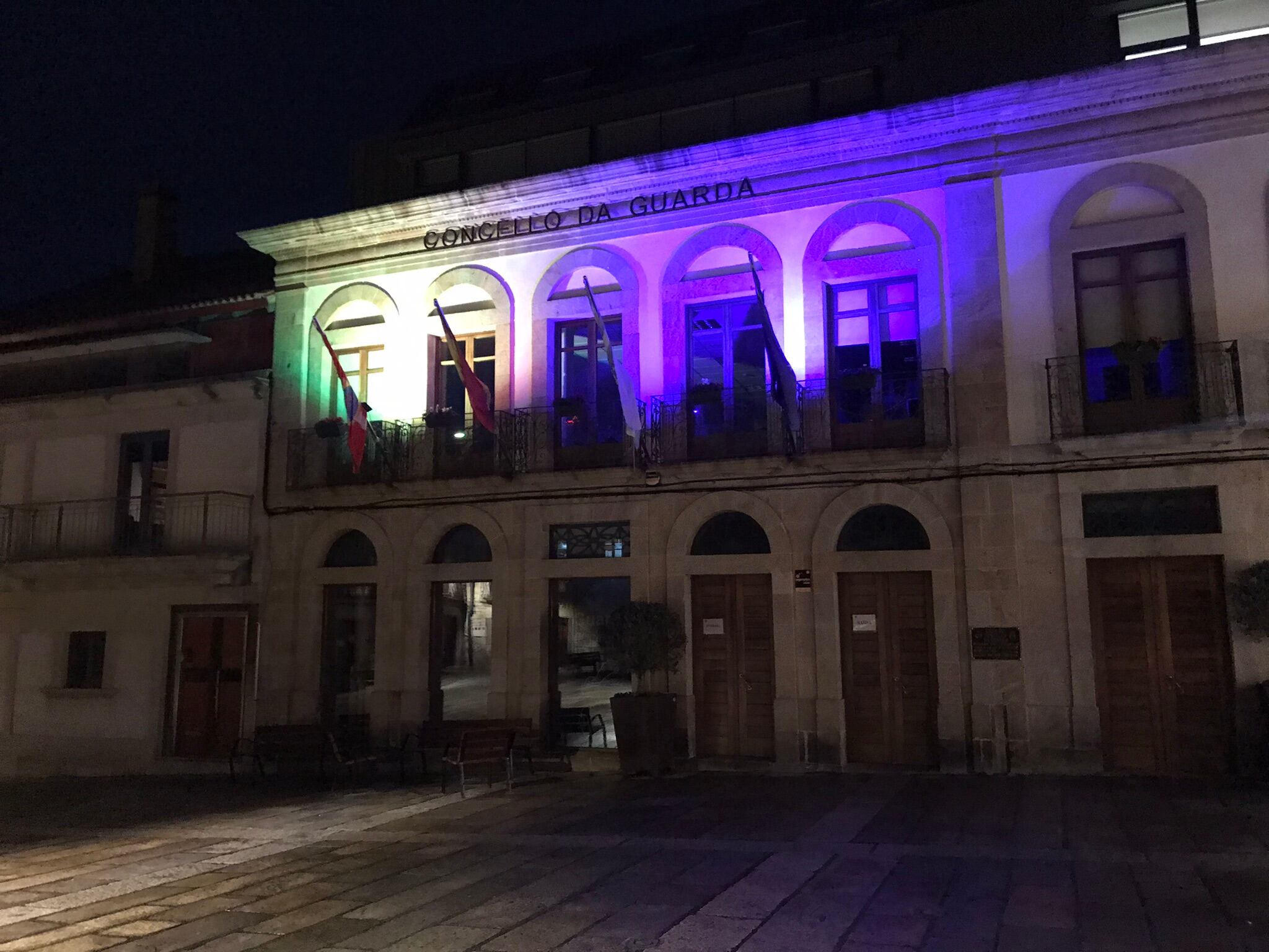 Fachada del concello de A Guarda iluminada durante la noche.