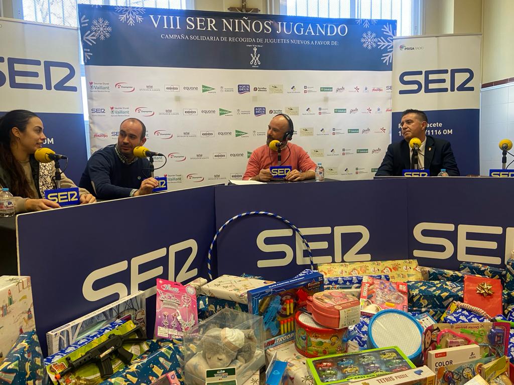 Noemí, una exalumna; el director pedagógico del colegio, Miguel Martínez; el periodista Kiko Aznar; y el presidente de la Diputación de Albacete, Santiago Cabañero