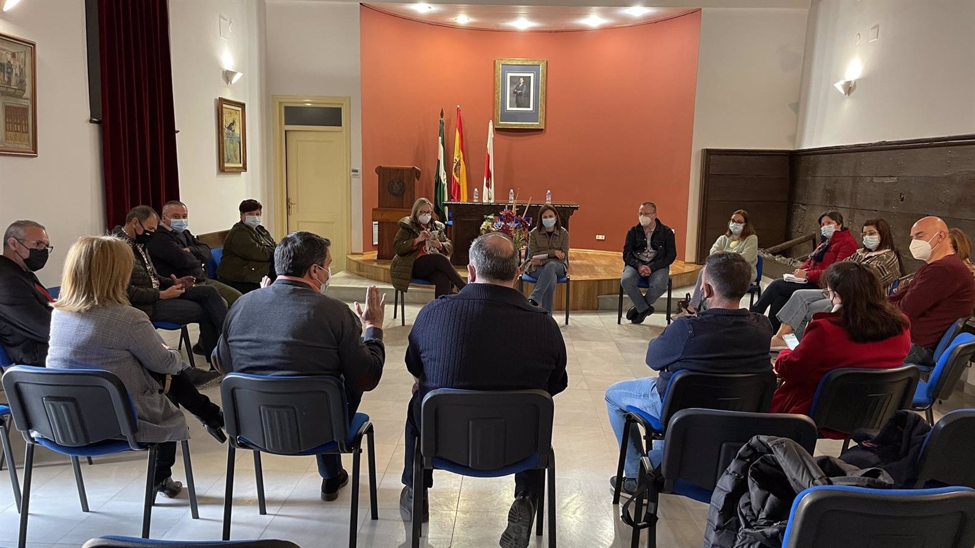 La Plataforma de alcaldes y alcaldesas de Jaén por la Sanidad Pública durante una reunión en el Hospital de Andújar