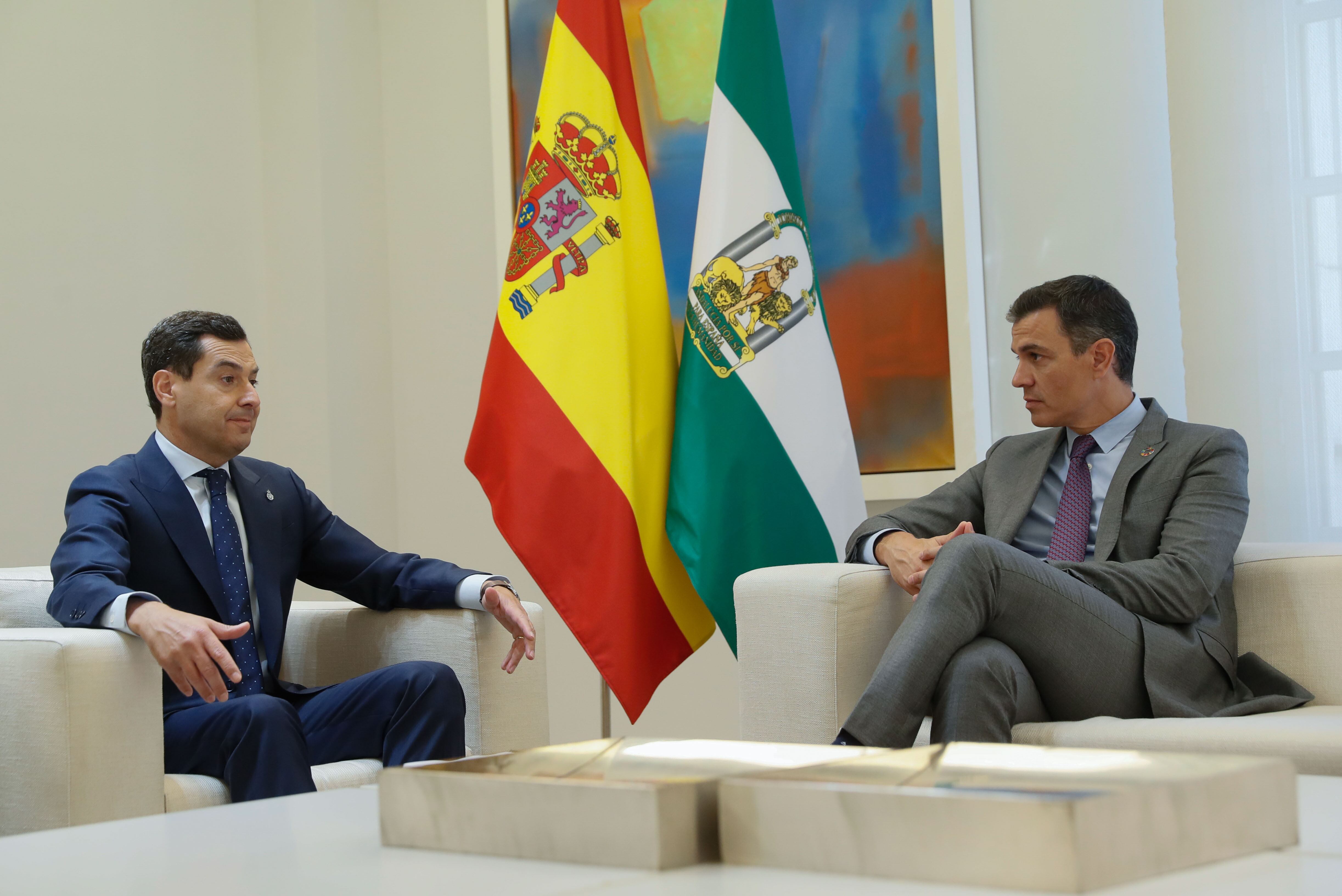 MADRID, 28/07/2022.- El presidente del Gobierno, Pedro Sánchez (d), recibe al presidente de Andalucía, Juan Manuel Moreno (i), con una agenda marcada por los incendios forestales que golpean España, este jueves en el Palacio de la Moncloa en Madrid. EFE/ Mariscal
