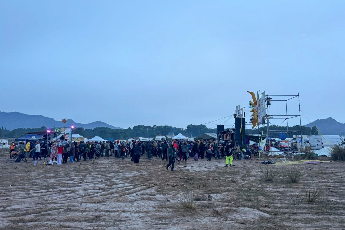 ALBACETE, 03/01/2026.- Decenas de personas participan este sábado en la rave que se celebra en el embalse del Cenajo, en Albacete, desde la pasada Nochevieja