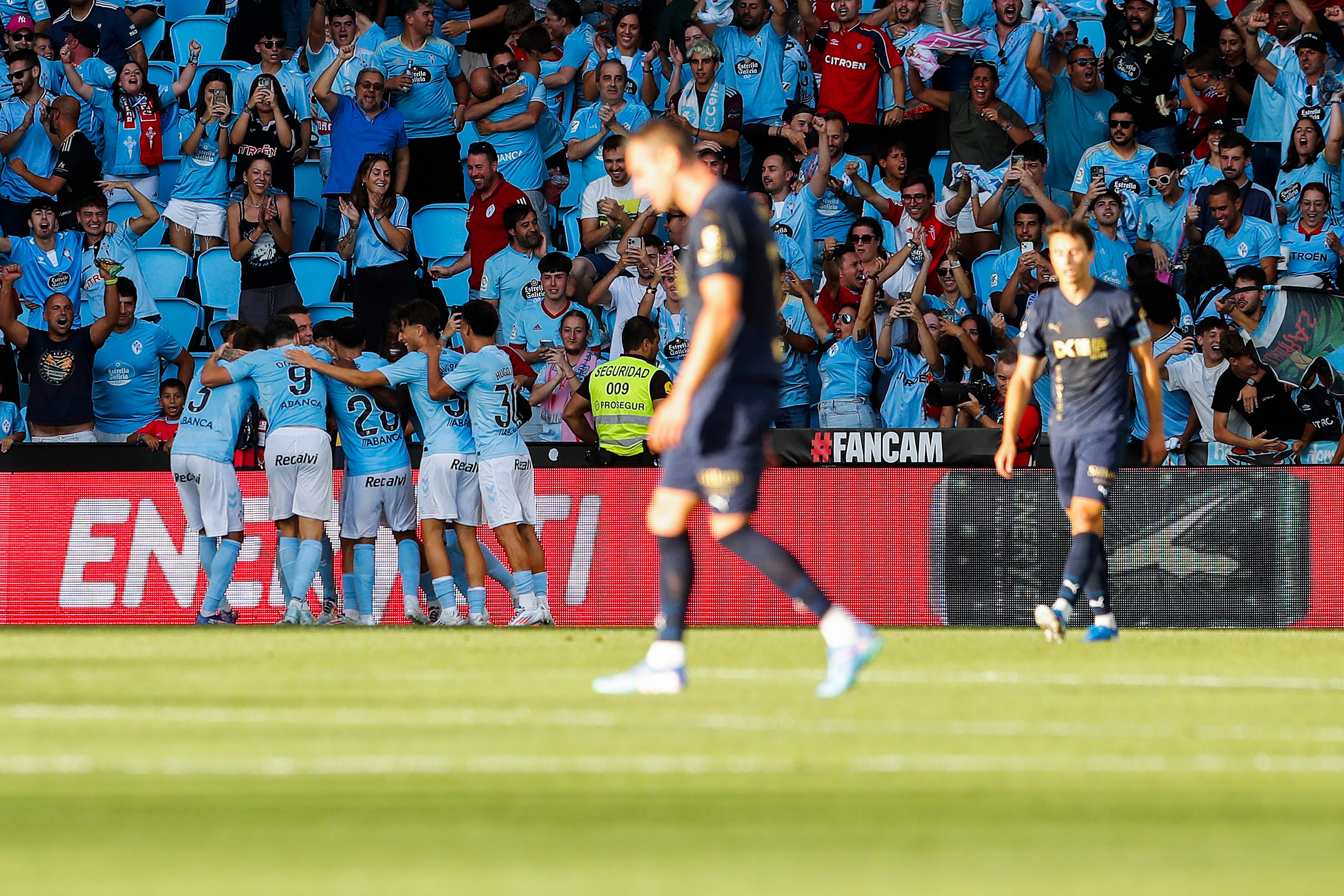 VIGO (PONTEVEDRA), 16/08/2024.- Los jugadores del Celta de Vigo celebran su primer gol ante el Alavés, en el partido de LaLiga ante el Alavés disputado este viernes en el estadio Balaidos de Vigo. EFE / Salvador Sas
