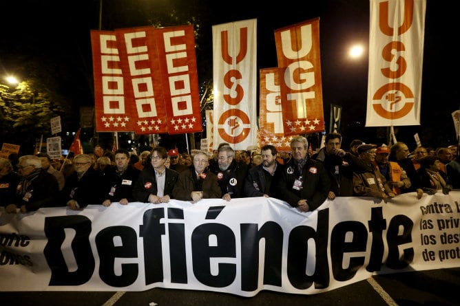 Los secretarios generales de CCOO, Ignacio Fernández Toxo, y de UGT, Cándido Méndez, encabezan la manifestación convocada por sus sindicatos y el resto de organizaciones que forman la Cumbre Social en defensa del estado de bienestar y contra la política d