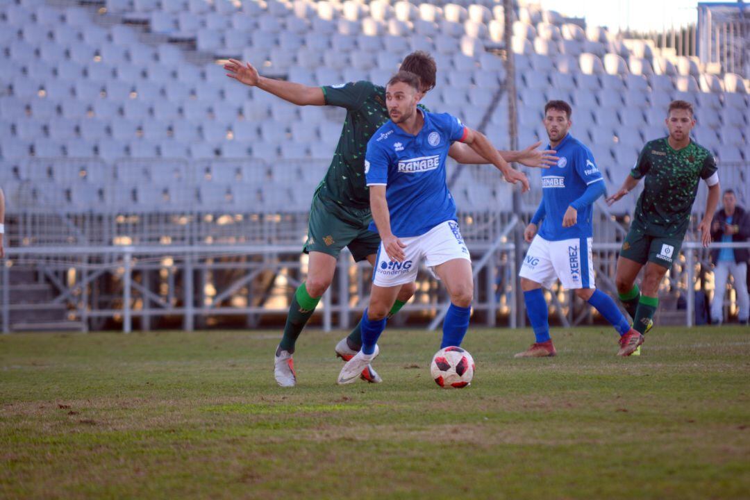 Javi Tamayo disputando un encuentro frente al Betis Deportivo en La Juventud. 