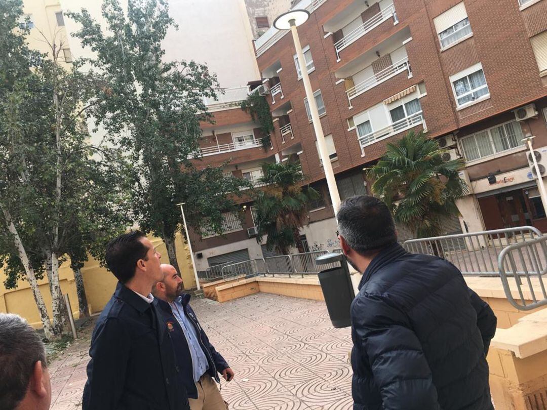 Alfaro en el parque donde se está realizando el cambio de alumbrado