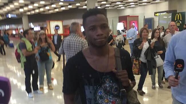 Lass, a su llegada al aeropuerto Adolfo Suárez Madrid-Barajas (Foto: JOSÉ DAVID PALACIO)