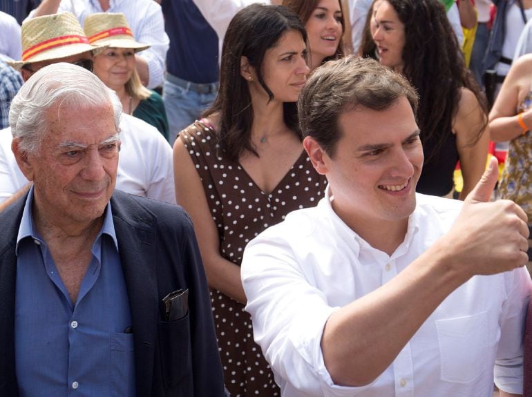 El premio Nobel de Literatura Mario Vargas Llosa (i) y el presidente de Ciudadanos, Albert Rivera (d), participan en el segundo acto de la Plataforma ‘España Ciudadana’, hoy en la Plaza de la Constitución de Málaga.