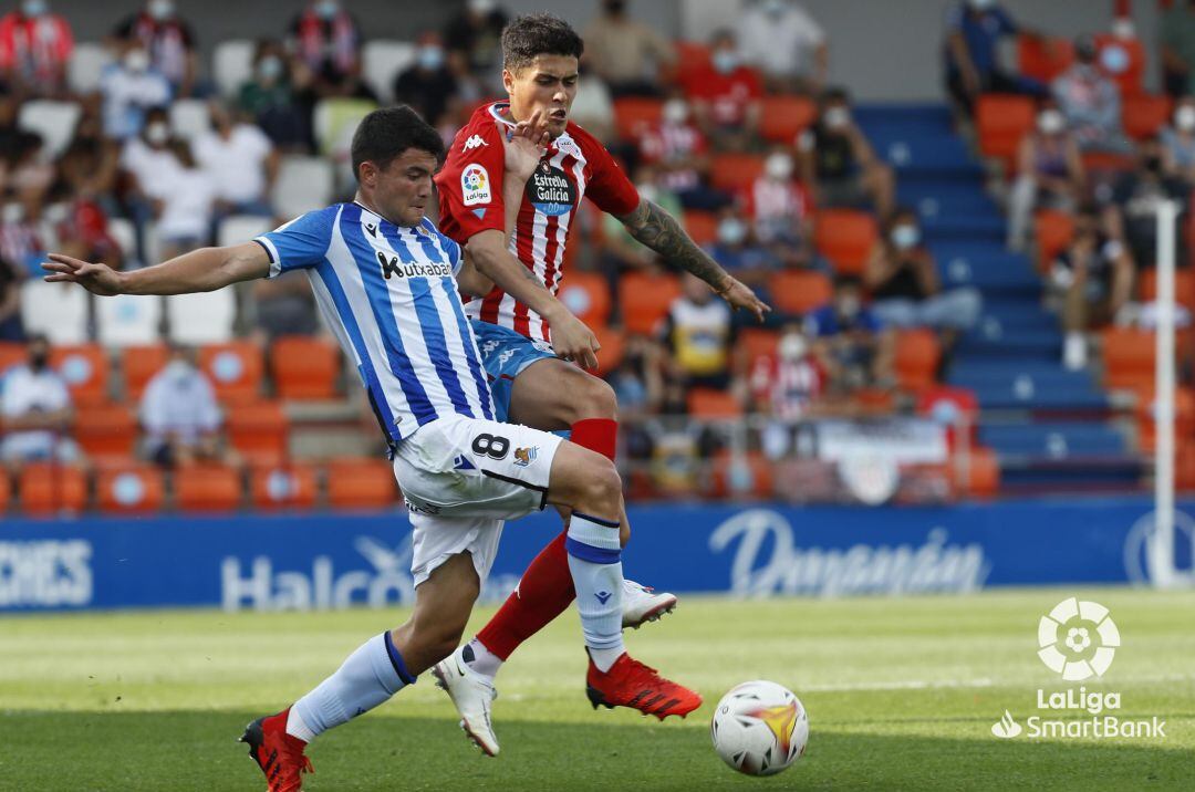 Aldasoro trata de controlar un balón contra el Lugo