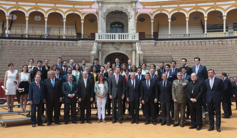 El Rey Felipe VI posa en la foto de familia con las autoridades y los premiados por la Real Maestranza de Caballería de Sevilla en 2014