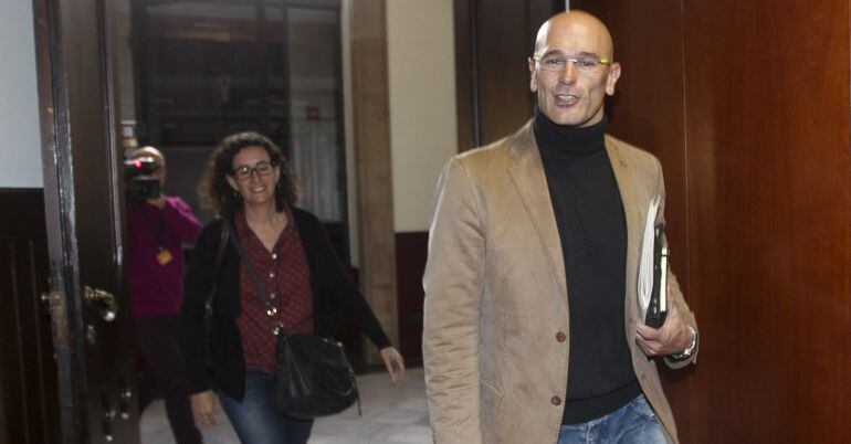 Els diputats de Junts pel Sí Raül Romeva i Marta Rovira, després de la reunió negociadora amb la CUP