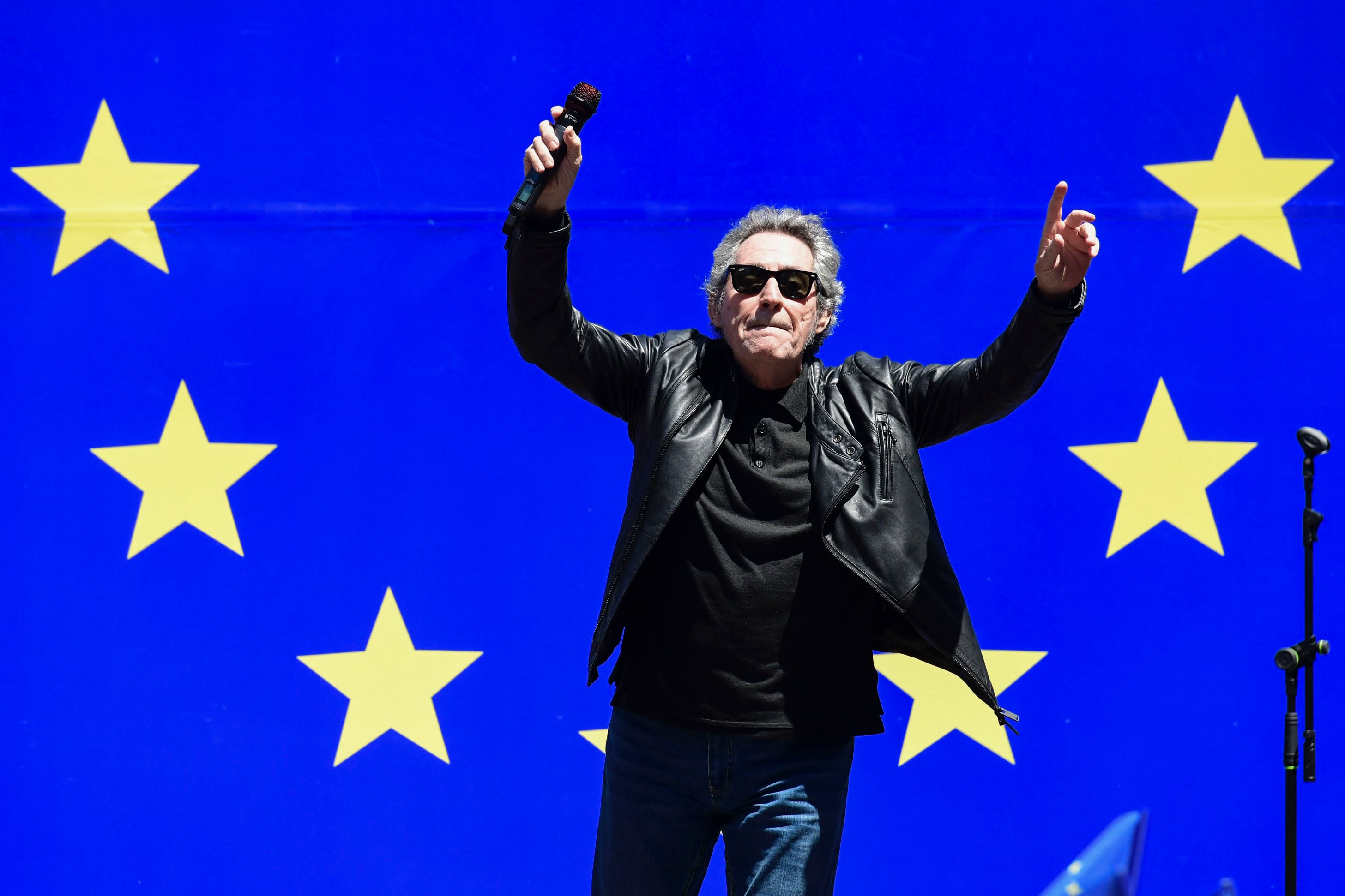 El cantante Miguel Ríos interviene en la concentración convocada bajo el lema &#039;En defensa de Europa y la democracia&#039;