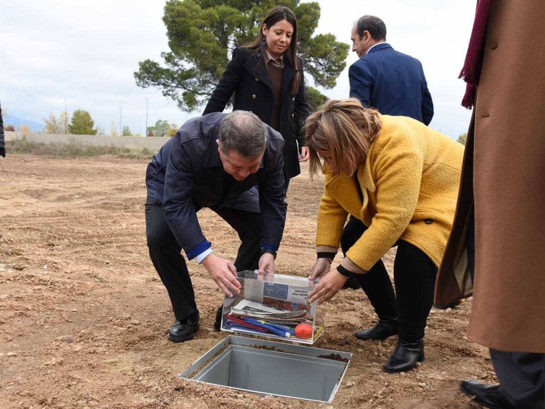 El presidente de Castilla la Mancha y la alcaldesa de Talavera colocan la primera piedra del proyecto de residencia