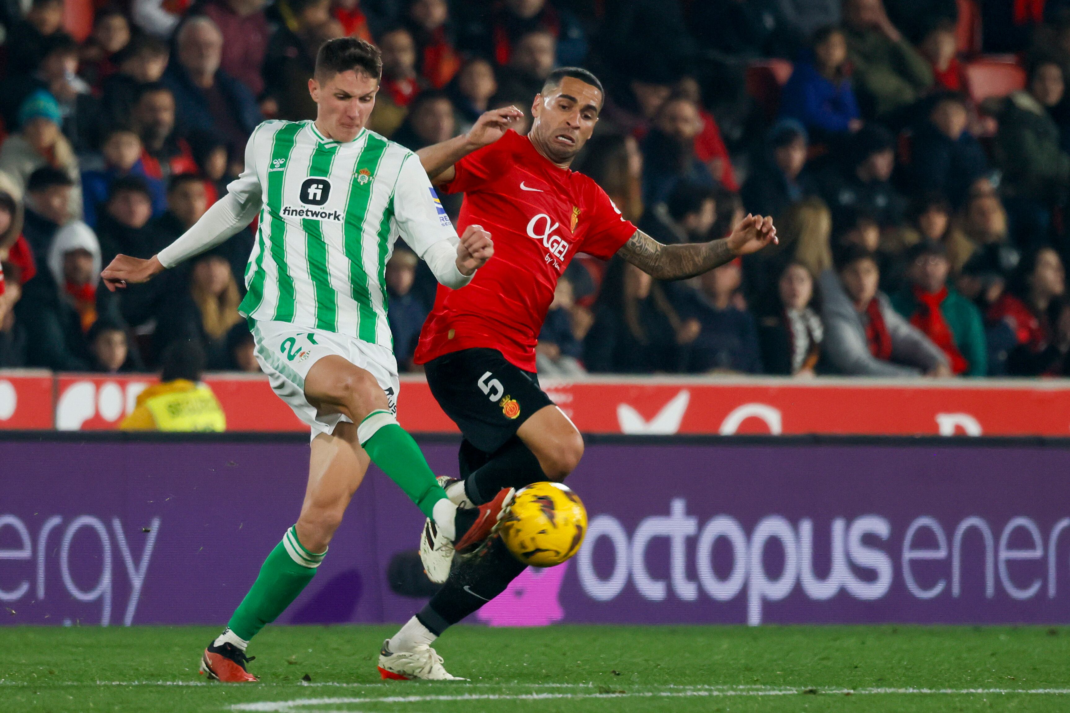 PALMA DE MALLORCA (BALEARES), 27/01/2024.-El centrocampista del RCD Mallorca Omar Mascarell (d) ante Sergi Altimira (i) centrocampista del Real Betis durante el partido de LaLiga correspondiente a la jornada 22, que este sábado disputan RCD Mallorca y Real Betis en el estadio de Son Moix .- EFE/CATI CLADERA
