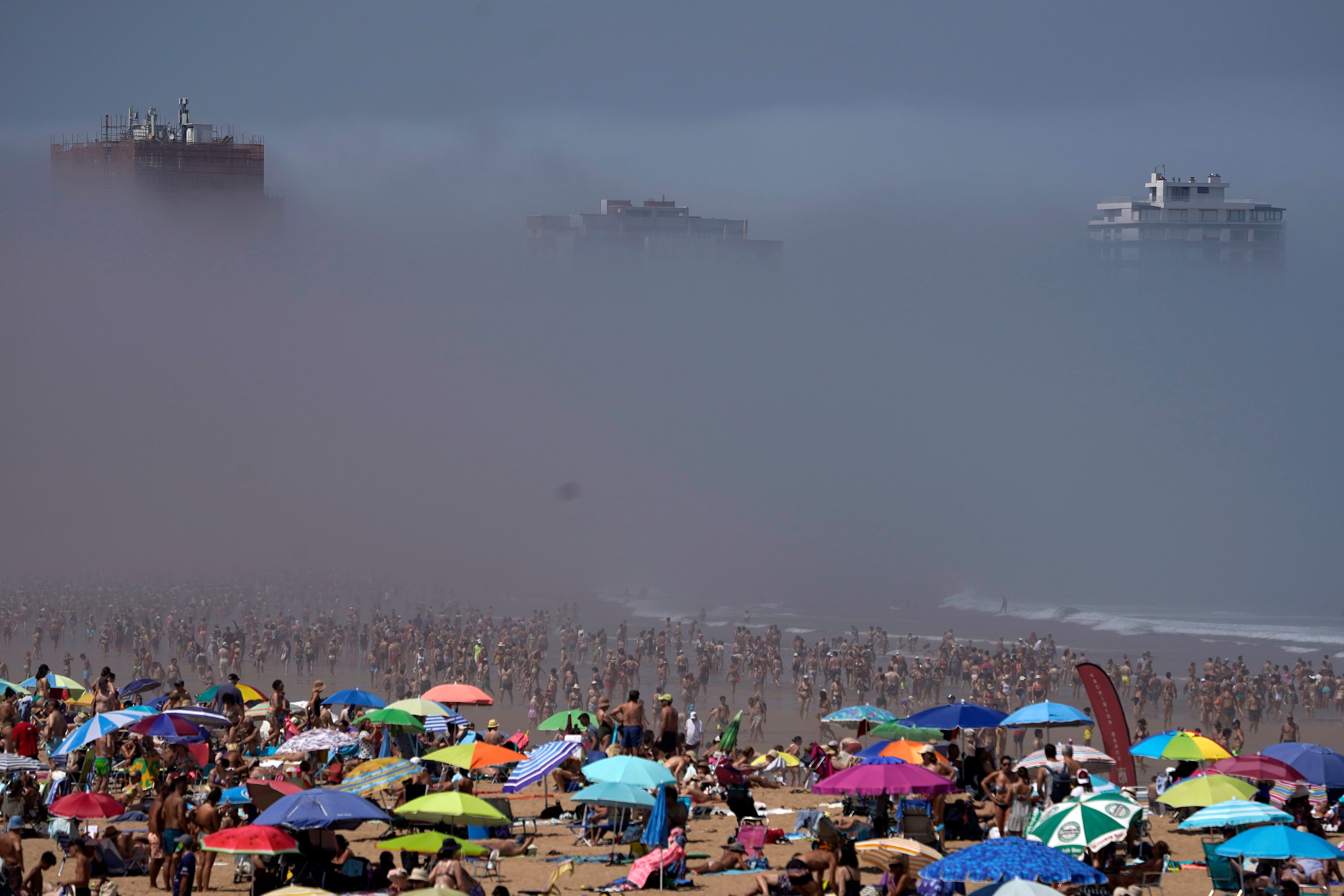 Una intensa bruma en la playa de San Lorenzo, Gijón