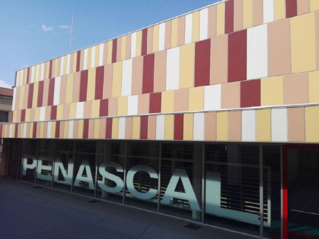 Fachada del colegio El Peñascal