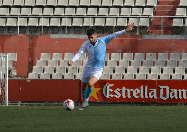 Alvaro Casas, se dispone a golpear el balón en el encuentro del pasado domingo en Terrassa