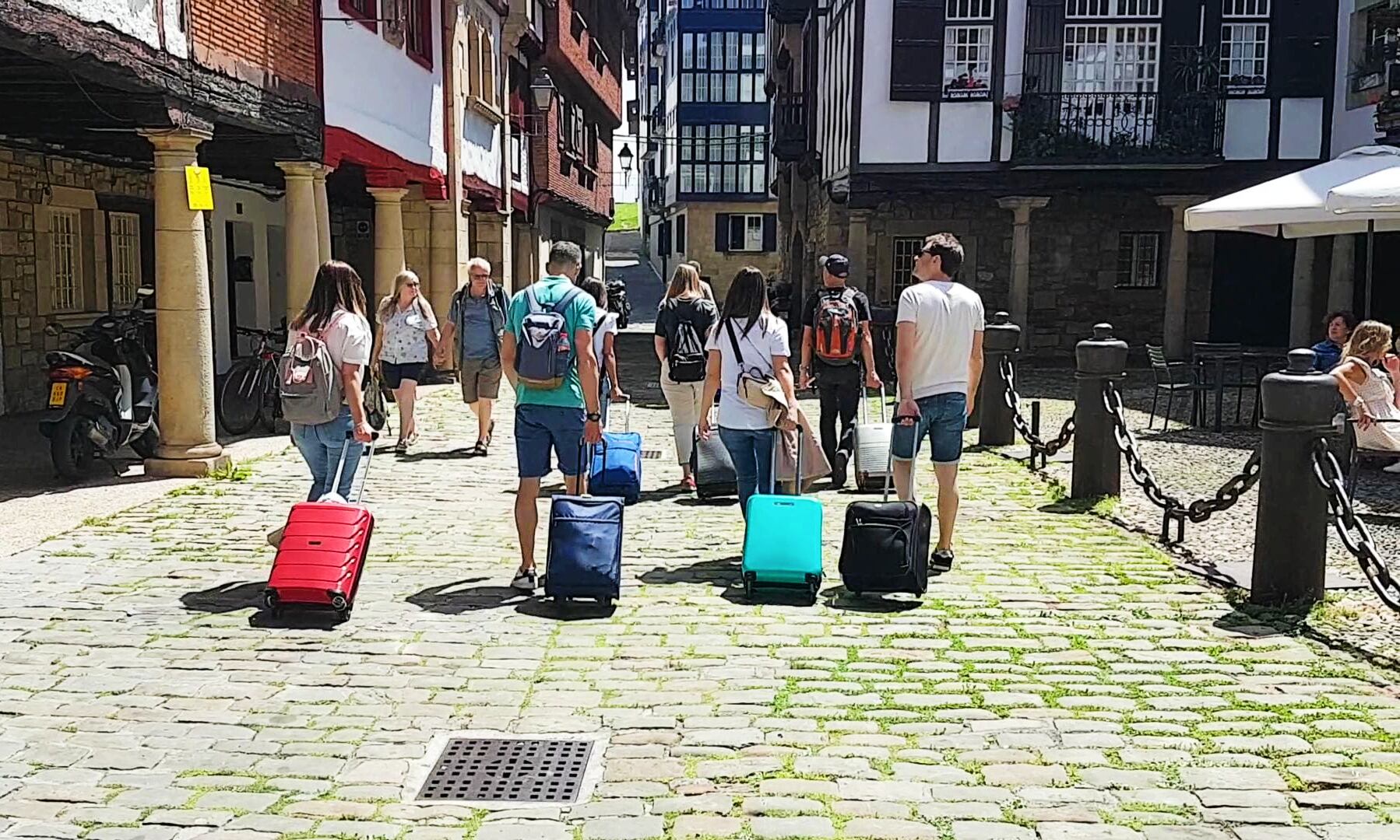 Un grupo de turistas caminando por el Casco Histórico.