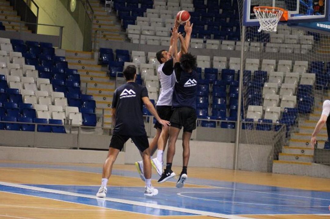 Los jugadores del Palmer Alma Mediterránea Palma preparan el partido frente a Almansa.