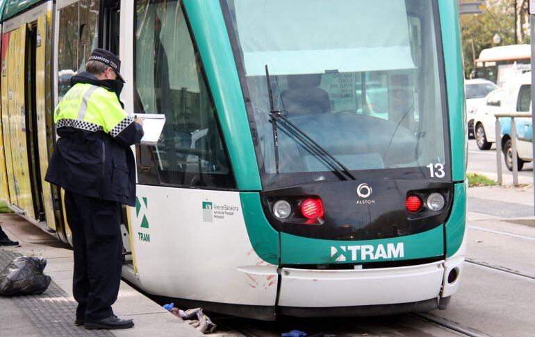 Un agent de la Guàrdia Urbana inspecciona el Tram accidentat el 25 de novembre de 2016 a la Diagonal