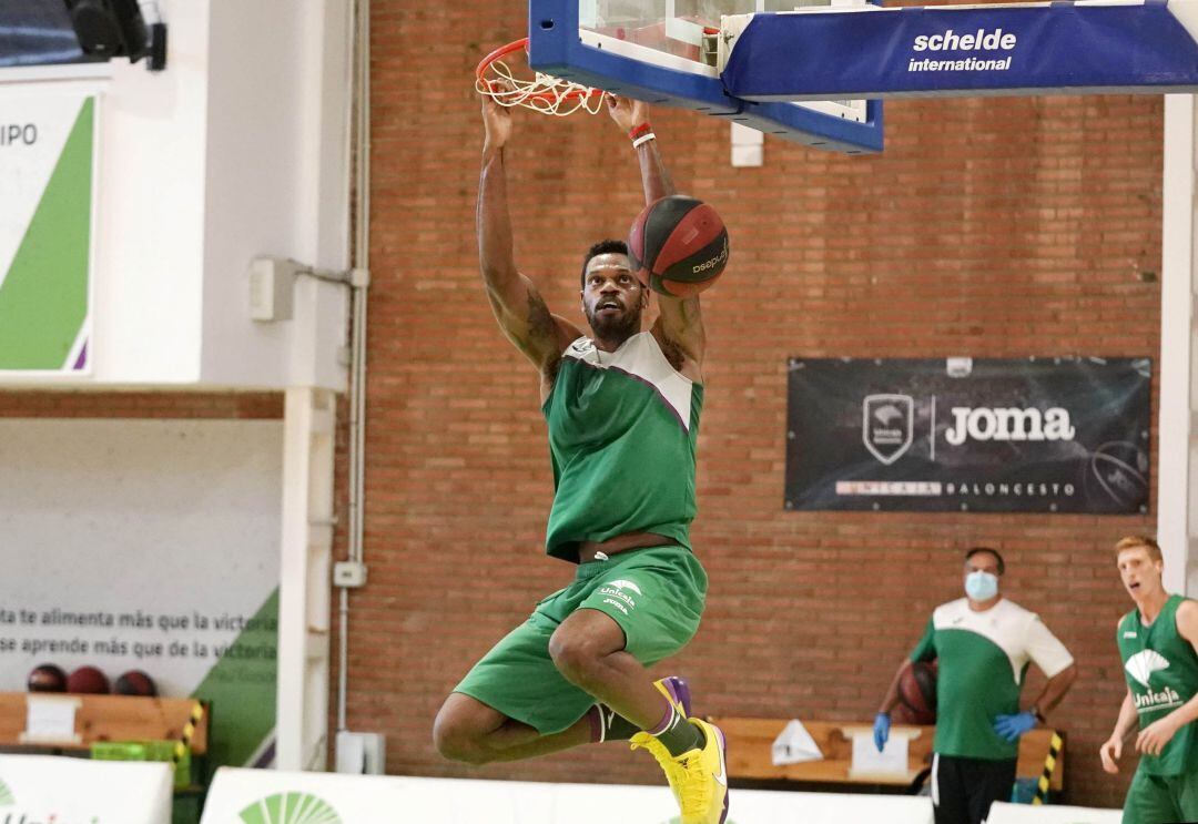 Frank Elegar machaca el aro en el entrenamiento del viernes