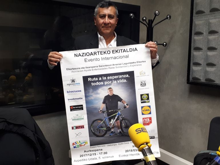 Sergio Gómez posa en Radio Eibar con el cartel que anuncia la &quot;Ruta a la esperanza&#039;