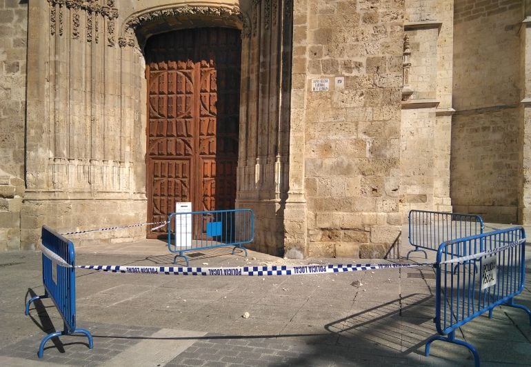 Zona acordonada tras el desprendimiento en la Catedral de Palencia