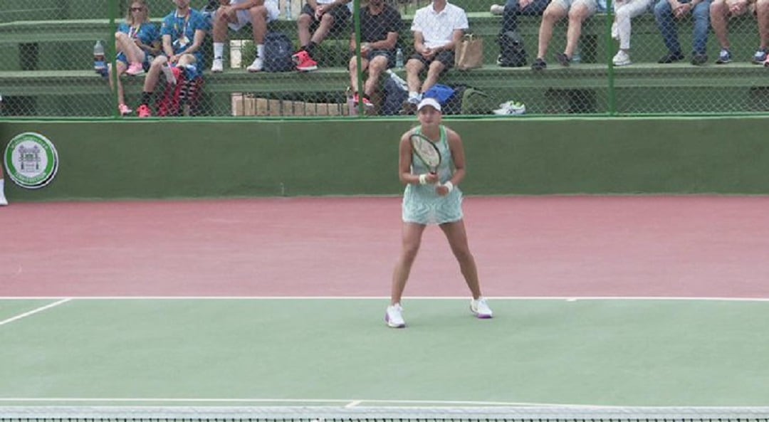 Vicky Jiménez disputant el primer partit als jocs de Malta.