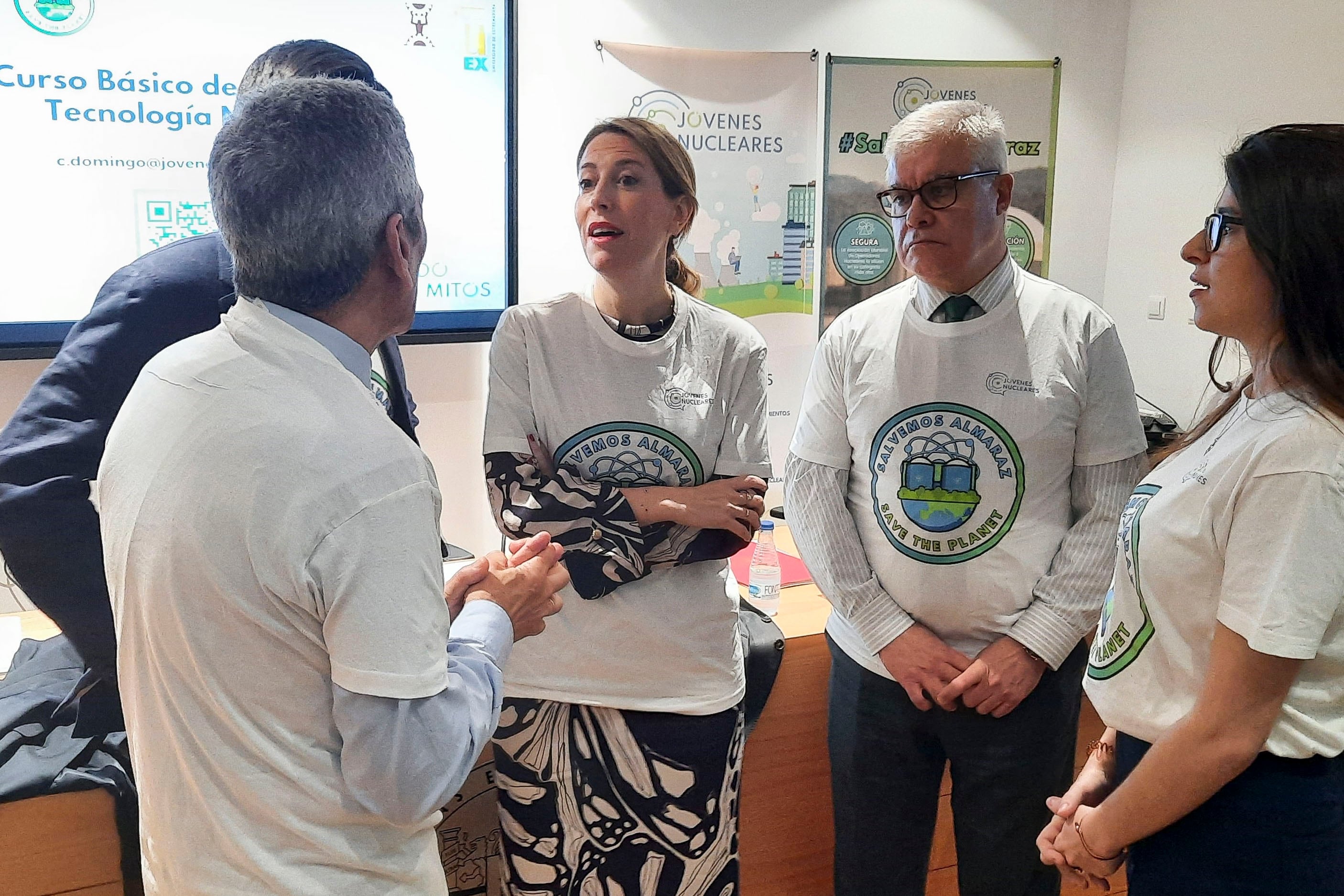 BADAJOZ, 12/04/2024.- La presidenta extremeña, María Guardiola, que ha participado en Badajoz en la inauguración del Curso Básico de Ciencia y Tecnología Nuclear de la Universidad de Extremadura (UEx), Guardiola posa con una camiseta contra el cierre de la central nuclear de Almaraz junto al rector de la Universidad de Extremadura, Pedro M. Fernández Salguero. EFE/ José Luis Real