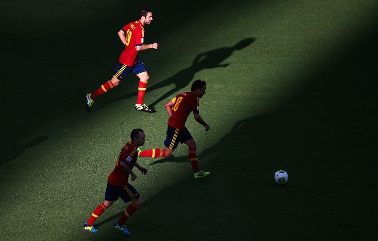 Cesc, Iniesta y Xavi durante un partido con España