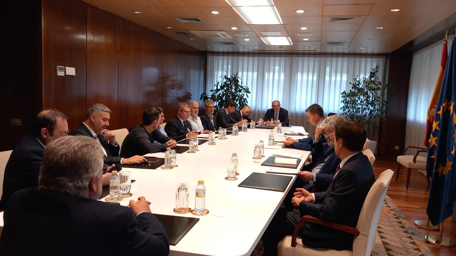 Reunión con el ministro de Industria, Héctor Gómez, con representantes del sector azulejero castellonense