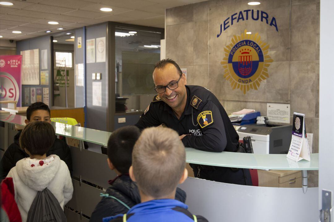 Niños visitando la Policía Local
