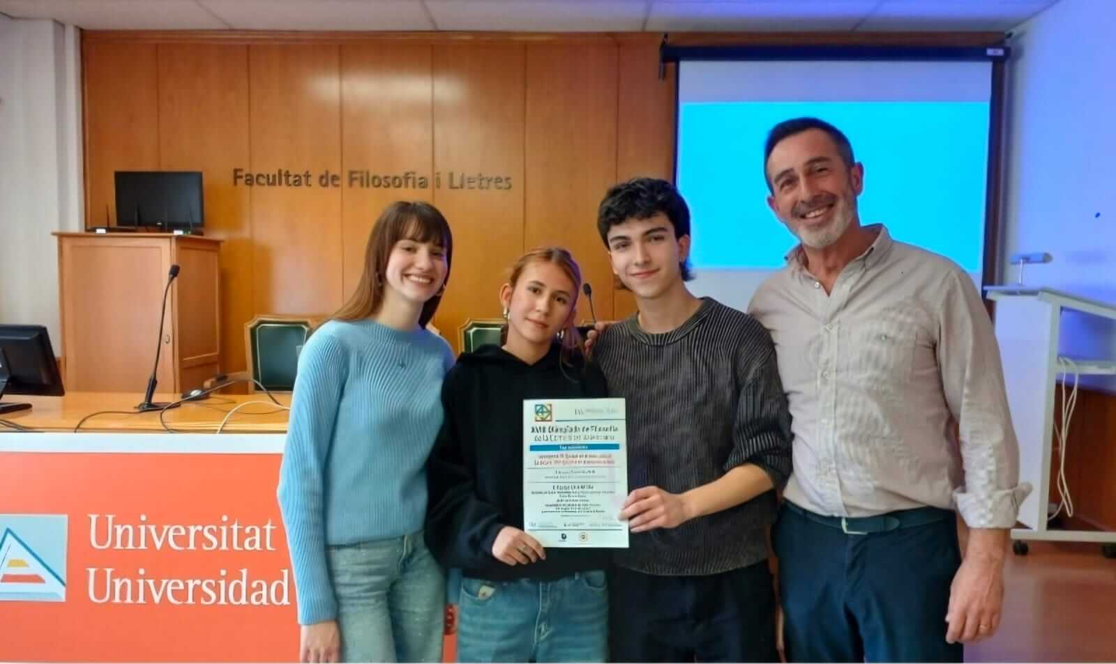 Alumnos y profesor ganadores
