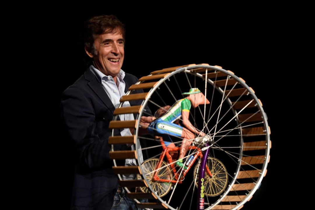 El exciclista Pedro Delgado juega con una marioneta durante el pregón de la inauguración del 34º Festival Internacional de Teatro de Títeres de Segovia &#039;Titirimundi&#039; 2020