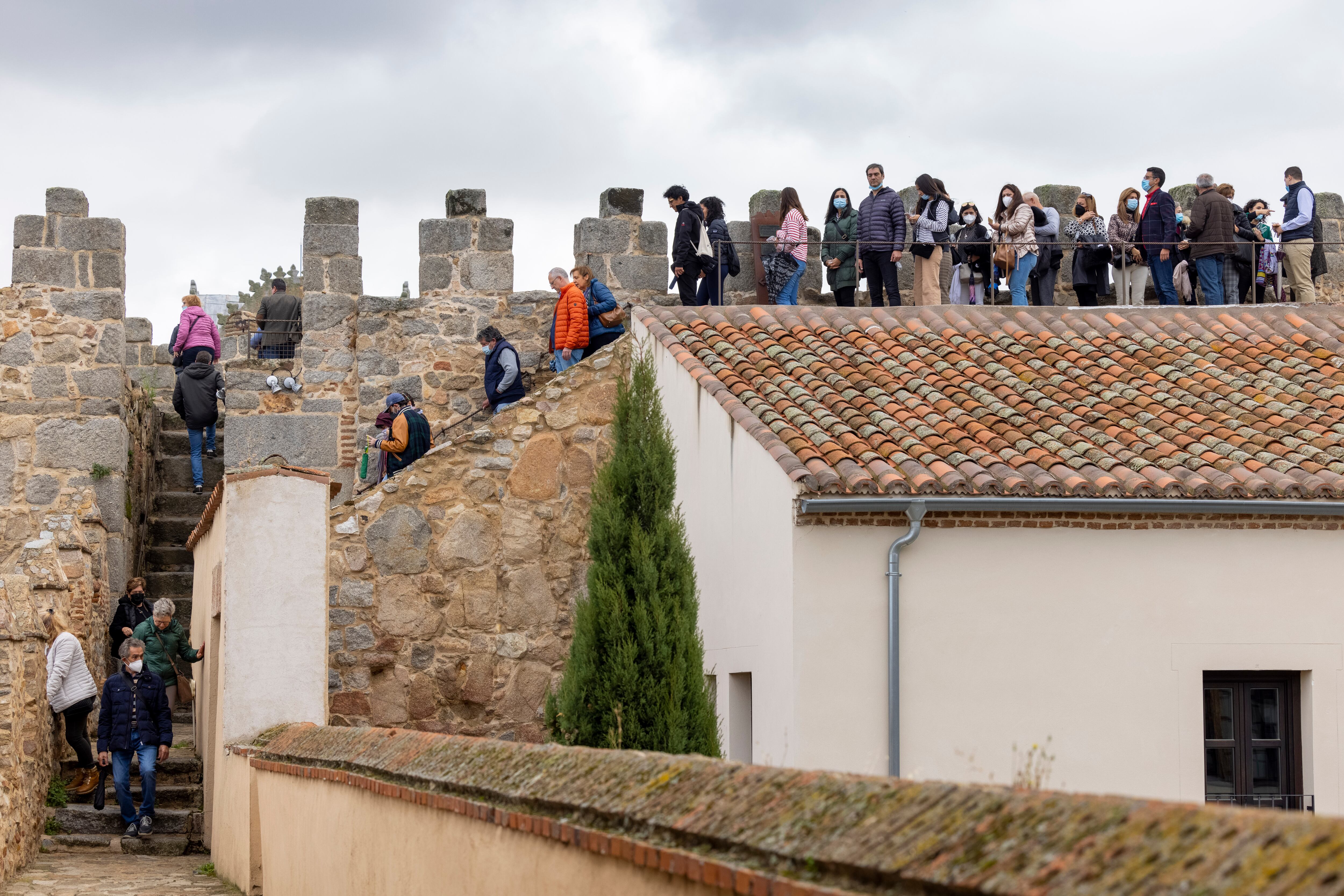 Gran afluencia de turistas a la Muralla de Ávila durante el puente de Todos los Santos.
Ávila, 31-10-2021
Foto: Ricardo Muñoz-Martín