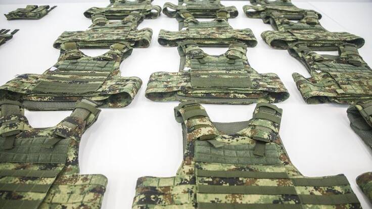 Denuncian a una empresa que fabricaba chalecos antibalas de piel de vasco