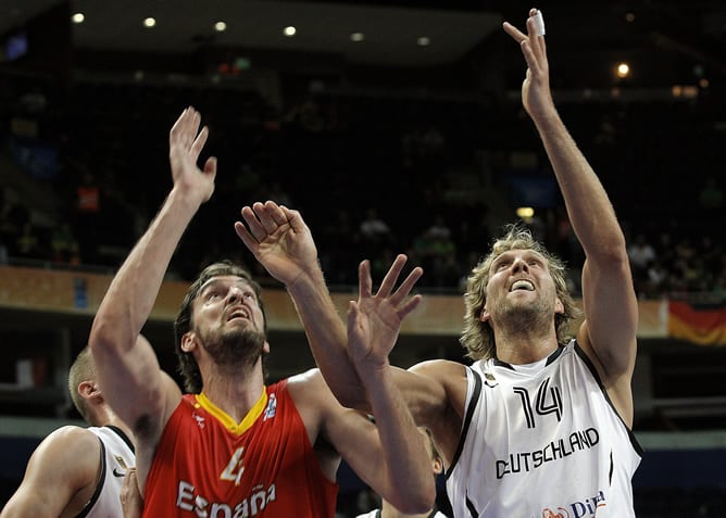 El jugador de la seleccion española Pau Gasol, junto al aleman Nowitzki durante el primer partido de la segunda fase del Eurobasket