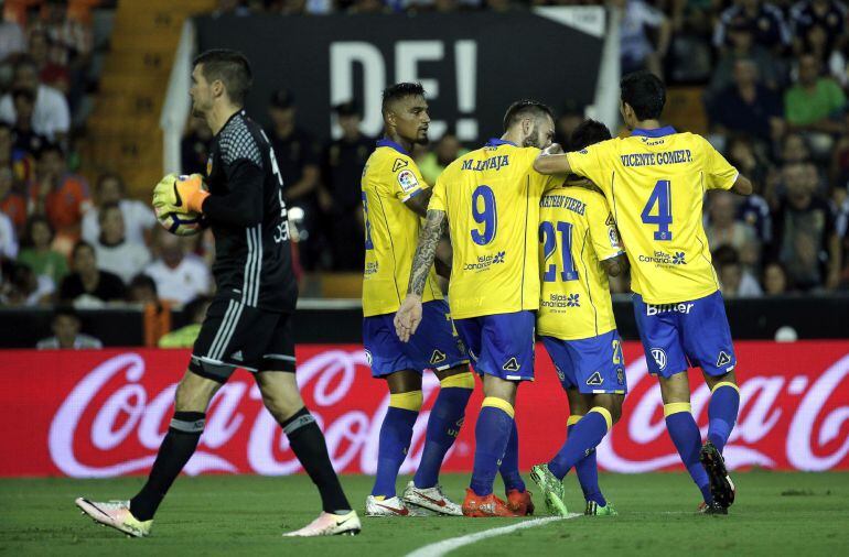 GRA219. VALENCIA, El centrocampista de la UD Las Palmas, Jonathan Viera (2d), celebra su gol, segundo de su equipo frente al Valencia CF, durante el partido correpondiente a la primera jornada de Liga en Primera División que se juega esta noche en el esta