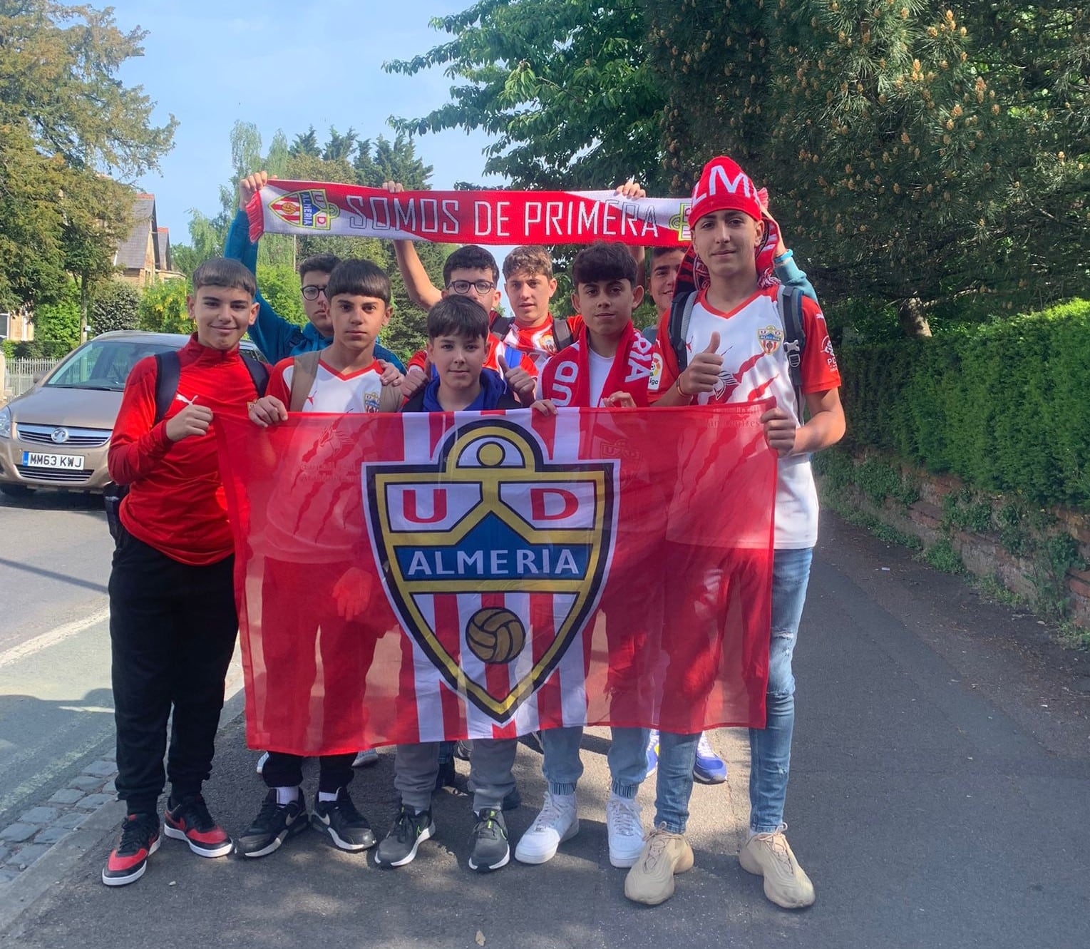Los niños de la Villa de Gádor en Oxford animando a su Almería del alma.