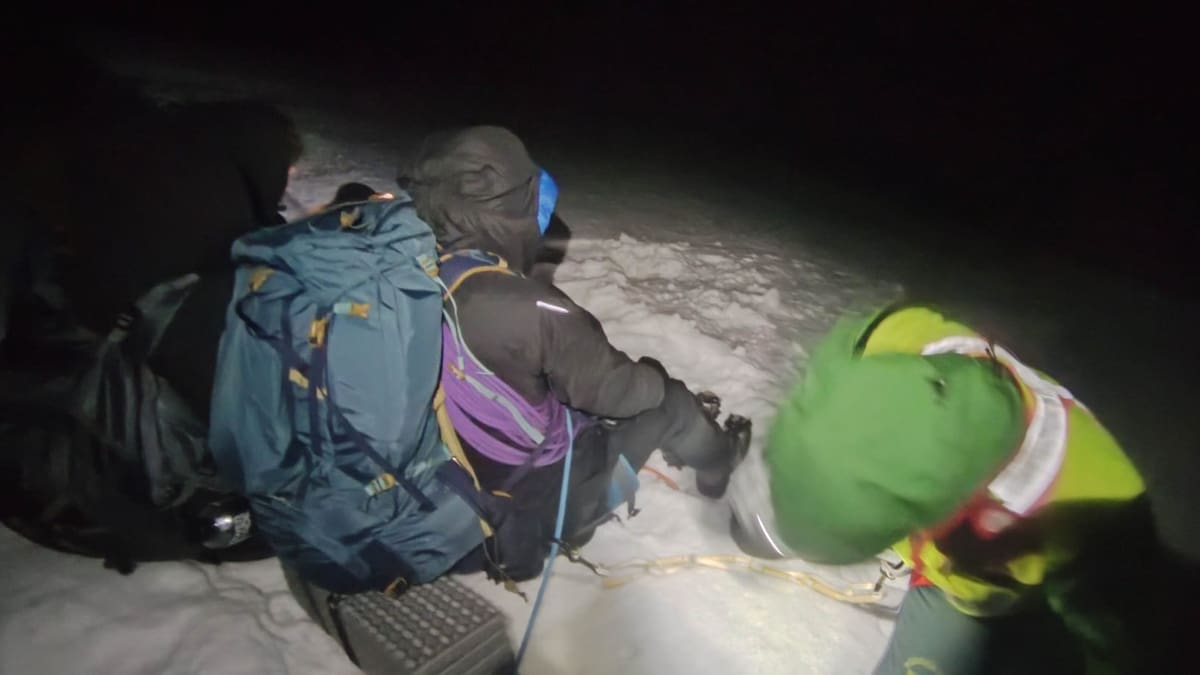 La Guardia Civil rescata a cuatro jóvenes que habían quedado colgados en una ladera en Peñalara