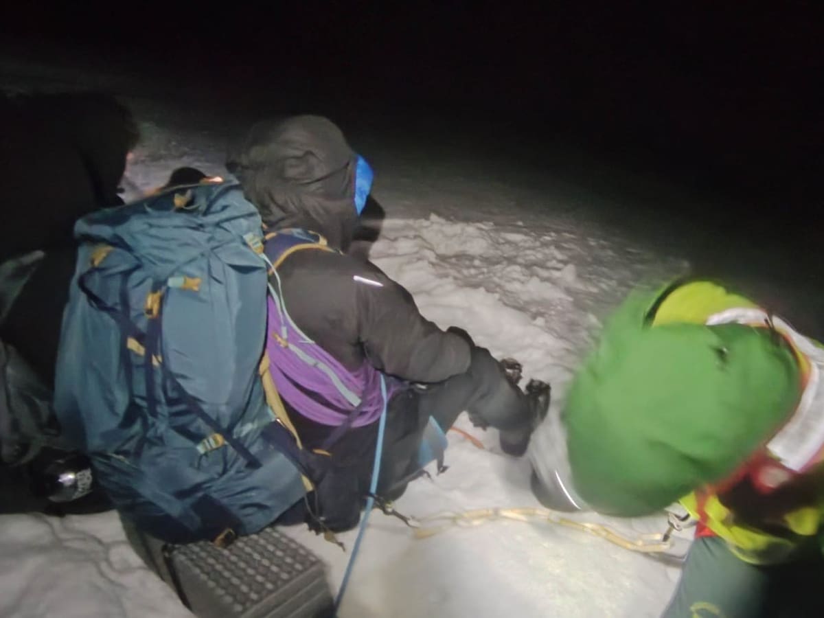 La Guardia Civil rescata a cuatro jóvenes que habían quedado colgados en una ladera en Peñalara