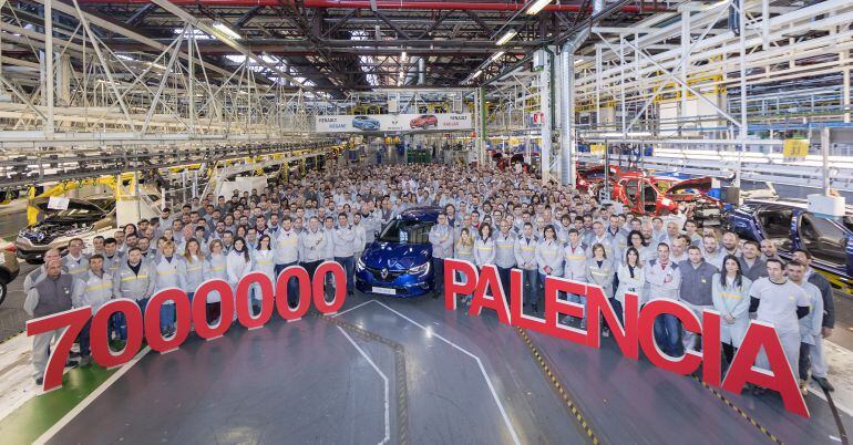 Una foto para toda una celebración en la factoría de Renault en Villamuriel de Cerrato (Palencia)