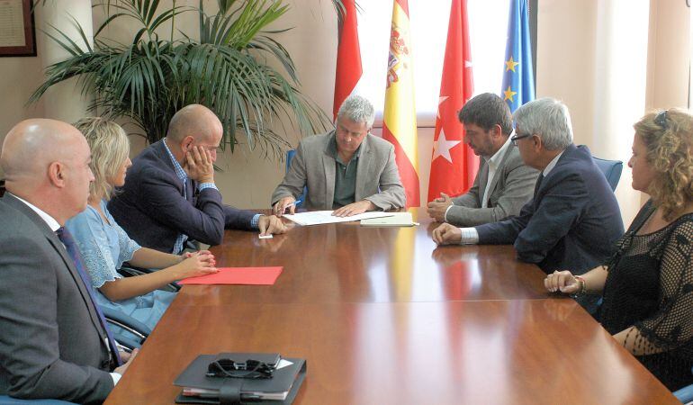 El alcalde, Narciso Romero (dentro), firma la constitución de la Comisión de Movilidad que concienciará sobre la sostenibiliad del transporte y la seguridad en los entornos escolares