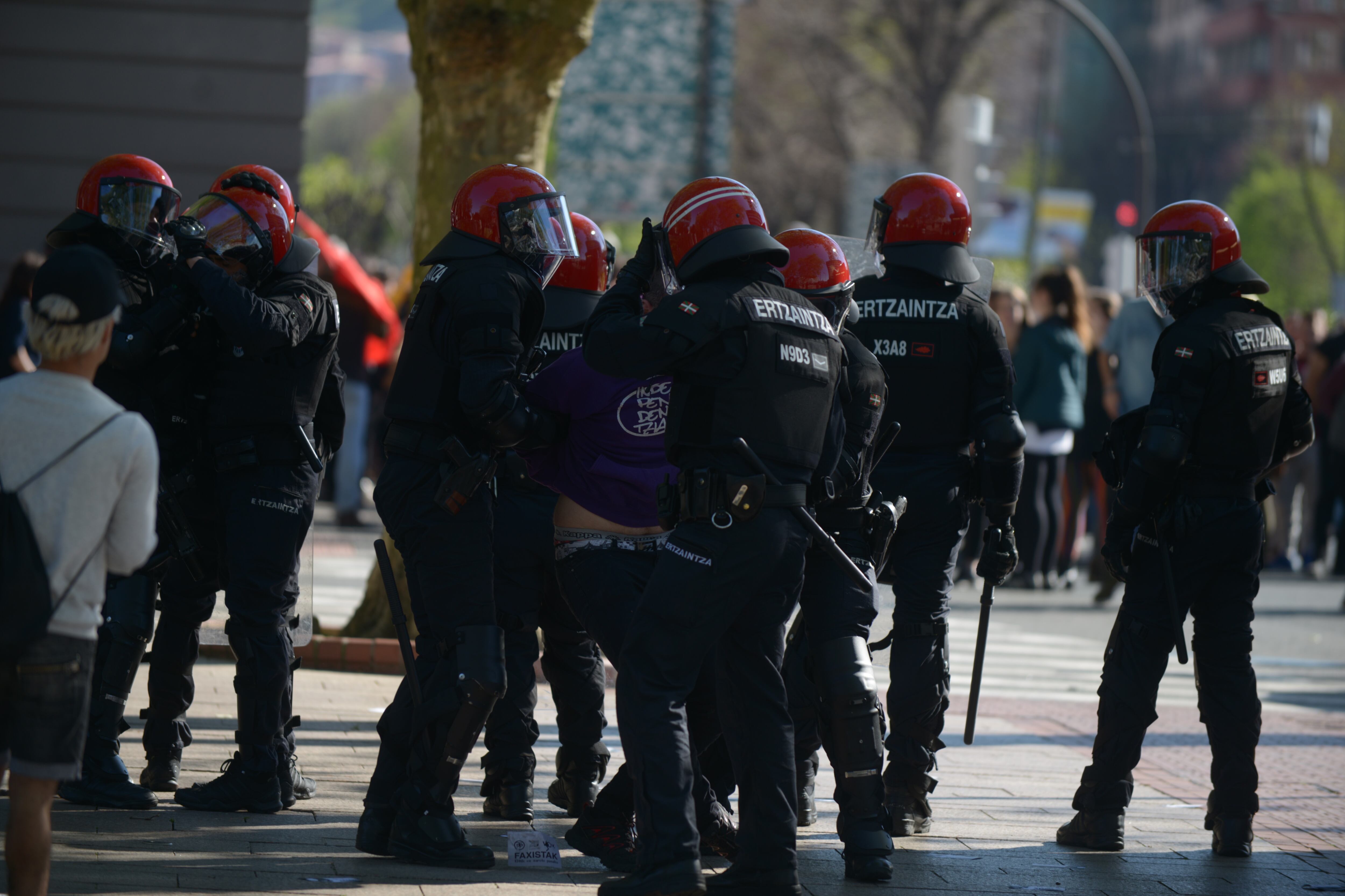 La Ertzaintza en las protestas contra un mitin de Vox en Bilbao en la campaña de las elecciones generales en 2019