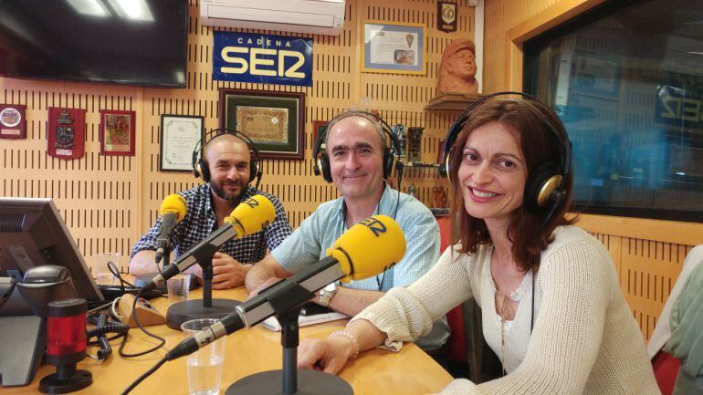 Jesús Borrego, Salvador Hernández y María José Albarrán, en los estudios de Radio Cádiz