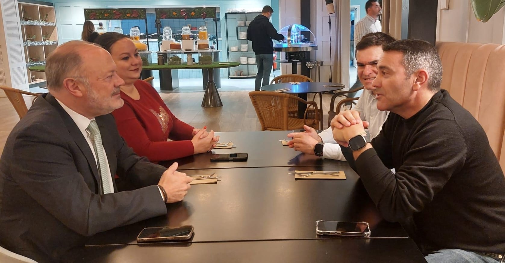 El presidente del Cabildo, Oswaldo Betancort, y el consejero delegado de SPEL-Turismo Lanzarote, Héctor Fernández, con directivos de Iberia.